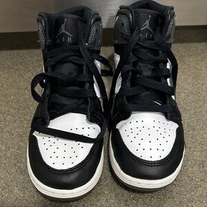 Air Jordon 1 Mid Top Sneakers 5Y